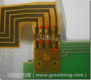 這張圖所顯示的,PCBA工廠實(shí)際進(jìn)行HotBar(熱壓熔錫焊接)焊接的時(shí)候,經(jīng)常會(huì)出現(xiàn)這類焊墊之間短路的問題,下面的圖示為比較嚴(yán)重的案例,大部分都只有部份溢錫,但這對(duì)品質(zhì)信賴杜已經(jīng)產(chǎn)生了及大的為害,既使現(xiàn)在測試沒有出現(xiàn)問題,難保在高溫膏濕的環(huán)境下不會(huì)出現(xiàn)電子遷移(Electromigration)的現(xiàn)象。