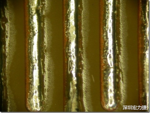 經(jīng)過168小時(shí)的高溫高濕環(huán)境實(shí)驗(yàn)后，此錫膏的最低SIR還可達(dá)到500,000,000 ohms，取LOG10為108.70，但是可以看到焊錫的邊上還有未吃錫的露銅，表示其吃錫狀況比較差