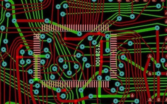 底圖：同樣的設計但采用了任意角度的布線。