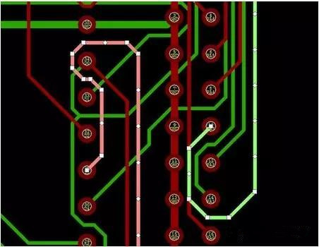 通過自動優(yōu)化導線形狀消除導線打彎(用線段近似弧線只是為了顯示沒有弧線的任何角度例子)。