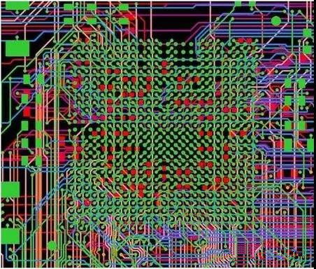 圖18：BGA布線。(頂部)傳統(tǒng)的自動布線器。38個網(wǎng)絡沒有完成布線。(底部)任意角度的拓撲式自動布線器。所有網(wǎng)絡都完成了布線。